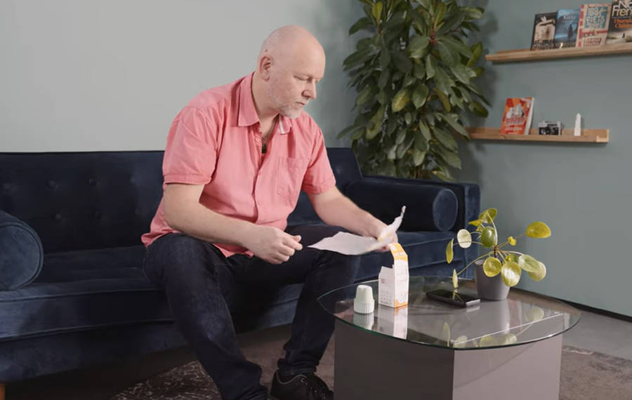 Man läser igenom DiaExpert bruksanvisning