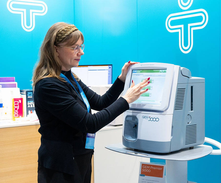 Tuotepäällikkö Johanna Arjanheimo esittelee GEM Premier 5000 laitetta