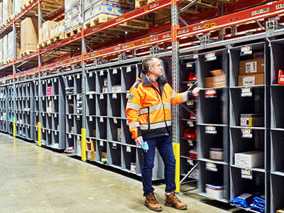 Koskelon logistiikkakeskuksen varastopäällikkö ja storganizer-hyllyt