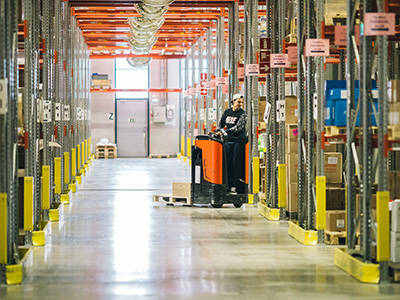 Trukki työssään Koskelon logistiikkakeskuksessa