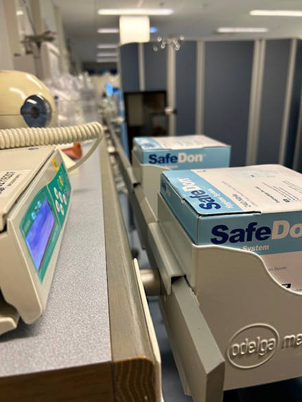 SafeDon-käsinepakkaus metallitelineessä eurokiskossa